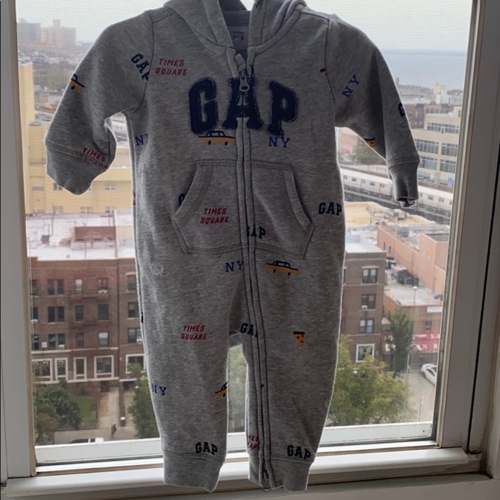 GAP Ny Suit 3-6 months limited edition